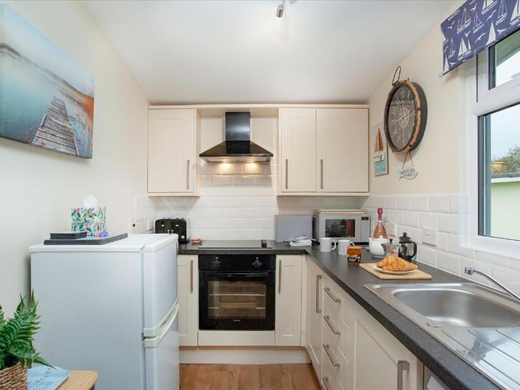 Sunnydaze-Detached Chalet With 2 Bedrooms And 2 Bathrooms And Private Parking Outside Door 다트머스 외부 사진