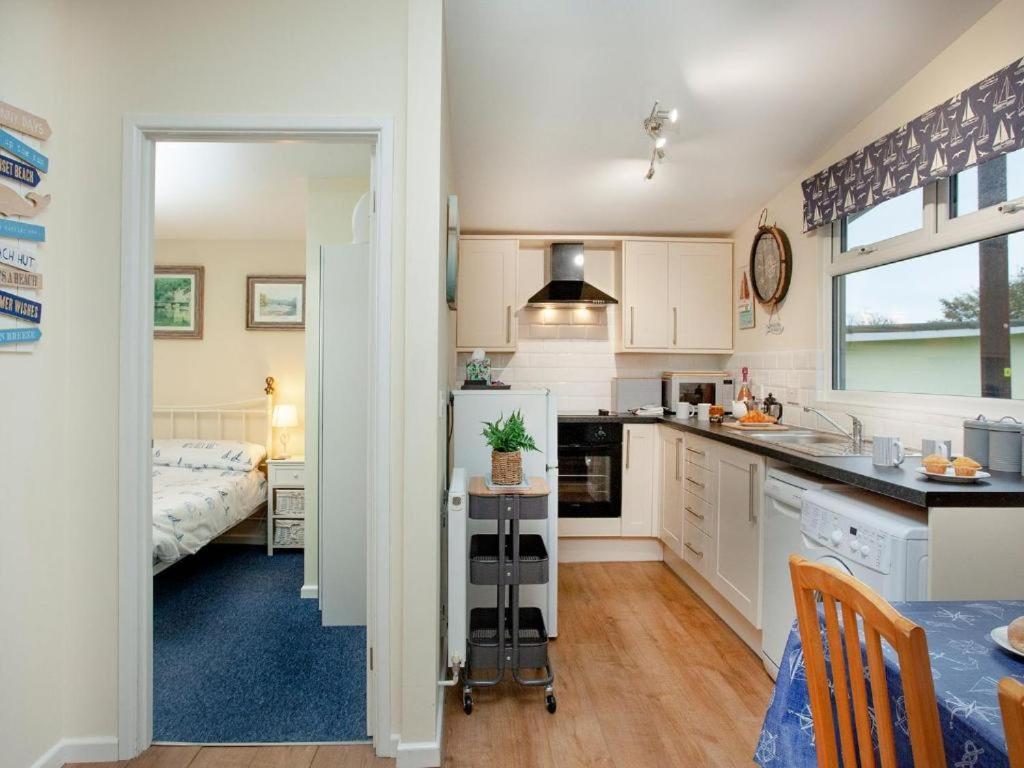 Sunnydaze-Detached Chalet With 2 Bedrooms And 2 Bathrooms And Private Parking Outside Door 다트머스 외부 사진