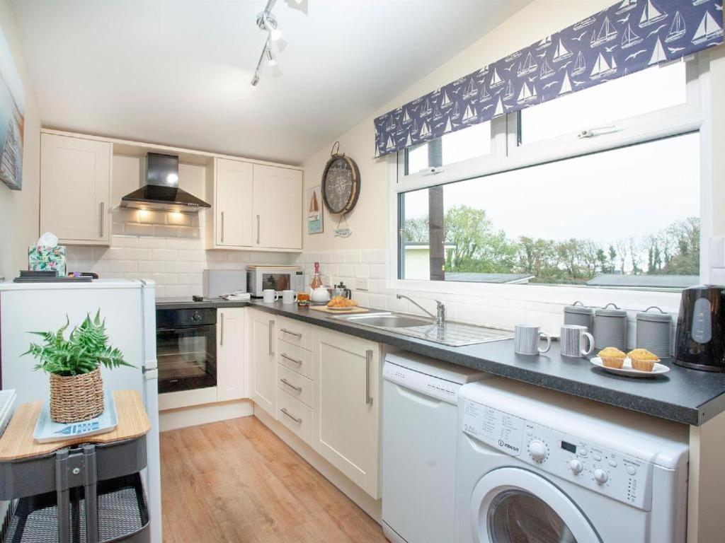 Sunnydaze-Detached Chalet With 2 Bedrooms And 2 Bathrooms And Private Parking Outside Door 다트머스 외부 사진
