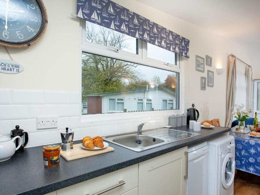 Sunnydaze-Detached Chalet With 2 Bedrooms And 2 Bathrooms And Private Parking Outside Door 다트머스 외부 사진